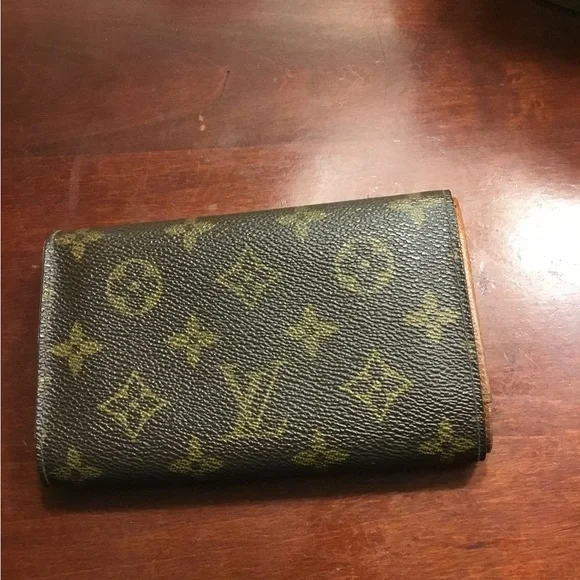 Louis Vuitton Monogram Wallet in Black and Gold - Picture 2 of 16